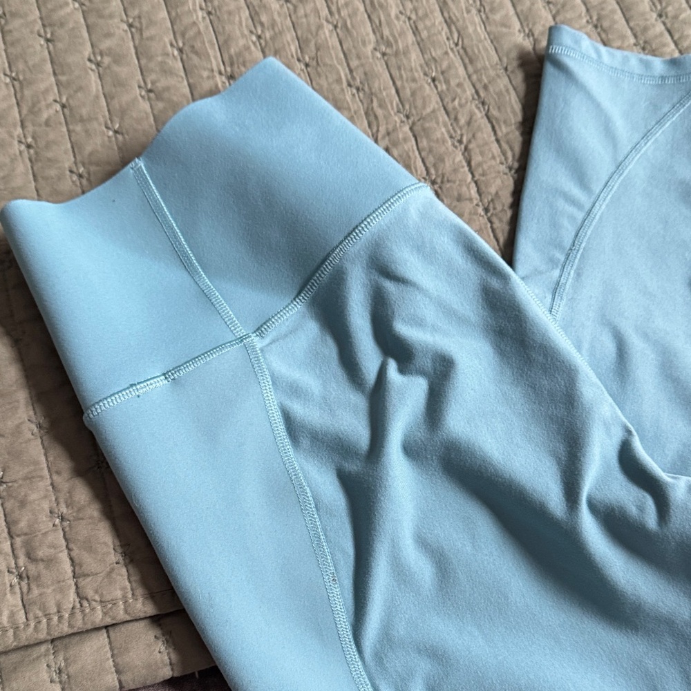 Old Navy Active Go-Dry Leggings in Soft Blue